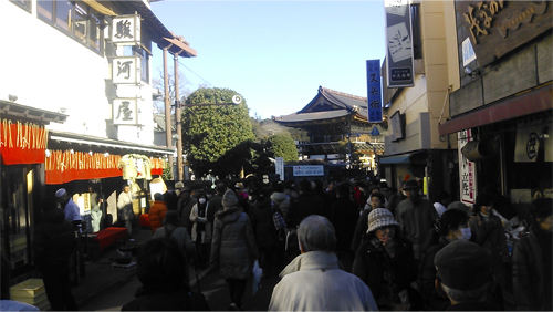 成田山表参道はたくさんの人で賑わっていました