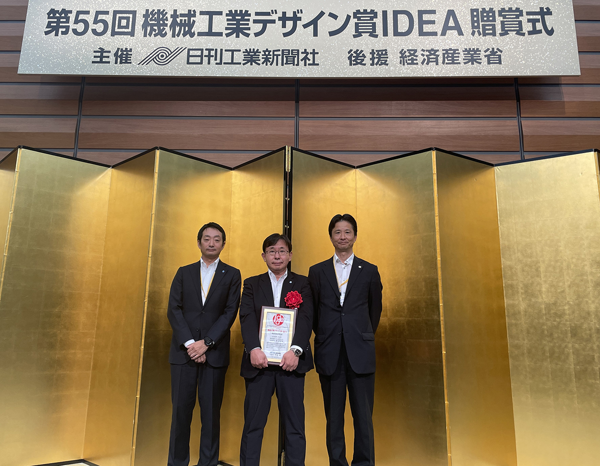 贈賞式　（中央：西社長と社内出席者）